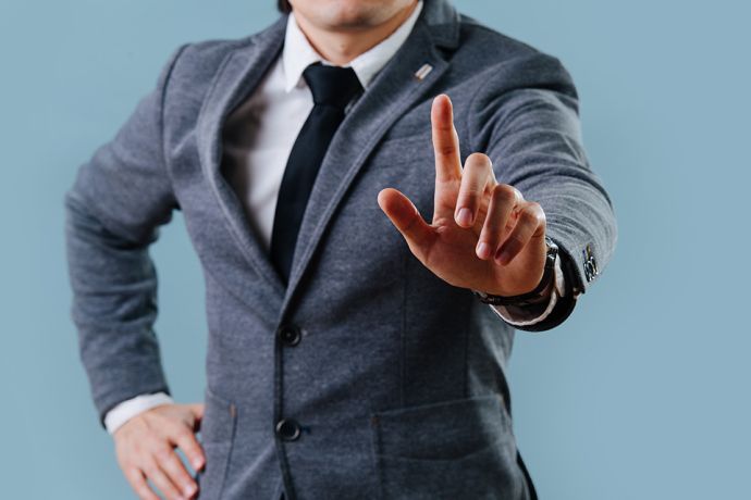 Mann streckt Zeigefinger aus